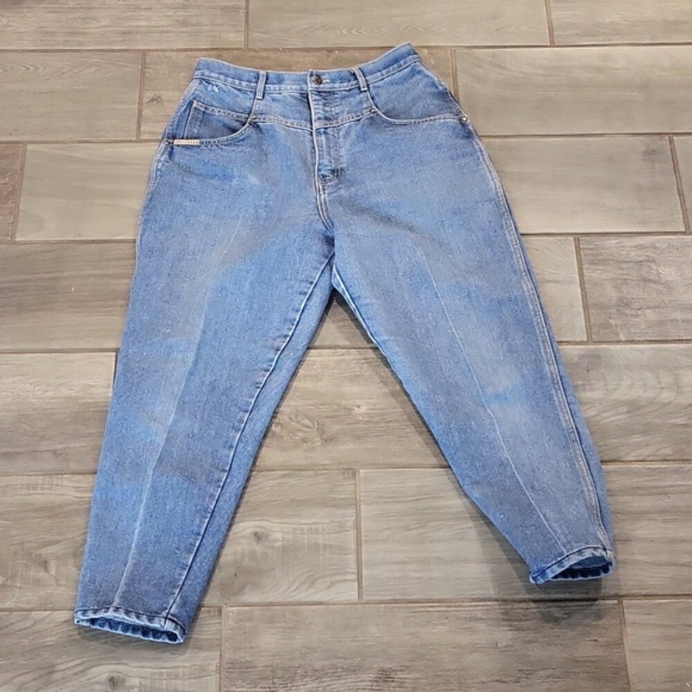 Gitano Vintage High-Waisted Short Jeans Detailing in Front and Back Size 28